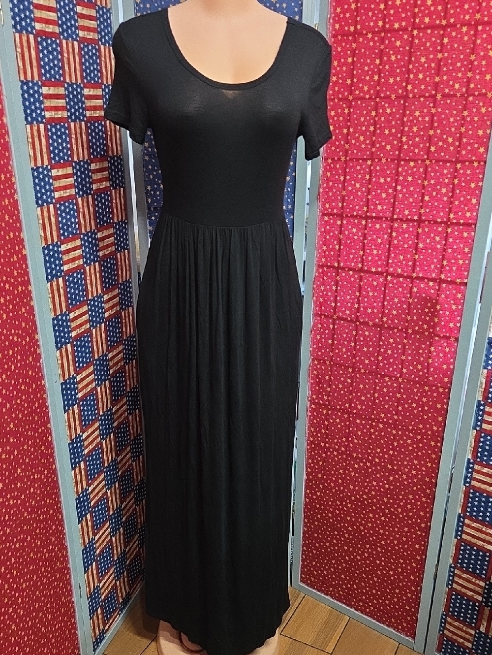 Women’s Black Short-Sleeve Scoop-Neck Maxi Dress